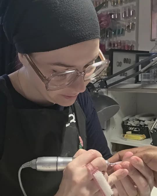 Emmeline, prothésiste ongulaire chez Mayari Nails, en train de réaliser une manucure russe dans son salon d'Asnières-sur-Seine